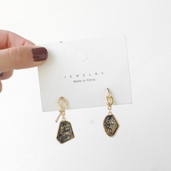 ♠️ NEW Retro Asymmetric Gold & Black Earrings - Picture 2 of 9